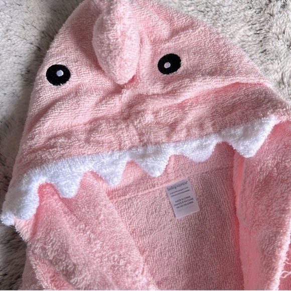 So cute Baby Aspen Pink Shark Robe - 0-9 months - Like new - Picture 7 of 9